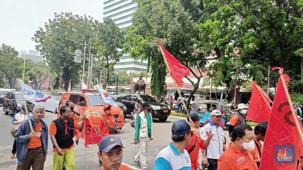 Ratusan Buruh melakukan aksi unjuk rasa meminta dicabutnya Omnibus Law Cipta Kerja. Aksi ini mulai berlangsung sejak pukul 11.30 WIB dari depan IRTI Monas. (CNBC Indonesia/Ferry Sandi)
