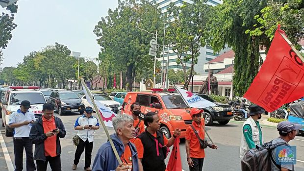 Ratusan Buruh melakukan aksi unjuk rasa meminta dicabutnya Omnibus Law Cipta Kerja. Aksi ini mulai berlangsung sejak pukul 11.30 WIB dari depan IRTI Monas. (CNBC Indonesia/Ferry Sandi)