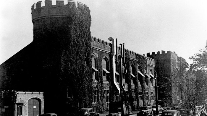 Reaktor nuklir pertama di dunia yang didirikan di University of Chicago, Amerika Serikat pada 1942