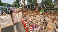 Akibat proyek galian ini, arus lalu lintas dari arah jalan Mas Mansyur menuju Pejompongan terpantau tersendat. 