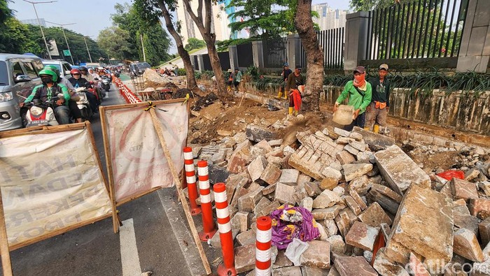 Trotoar di Jl Penjernihan I Tanah Abang, Jakarta Pusat, tengah direvitalisasi. Proyek ini mengakibatkan arus lalu lintas tersendat.