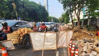 Tampak kendaraan terjebak macet. Foto dijepret sekitar Senin (5/6) sekitar pukul 16.30 WIB. 