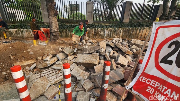 Trotoar di Jl Penjernihan I Tanah Abang, Jakarta Pusat, tengah direvitalisasi. Proyek ini mengakibatkan arus lalu lintas tersendat.