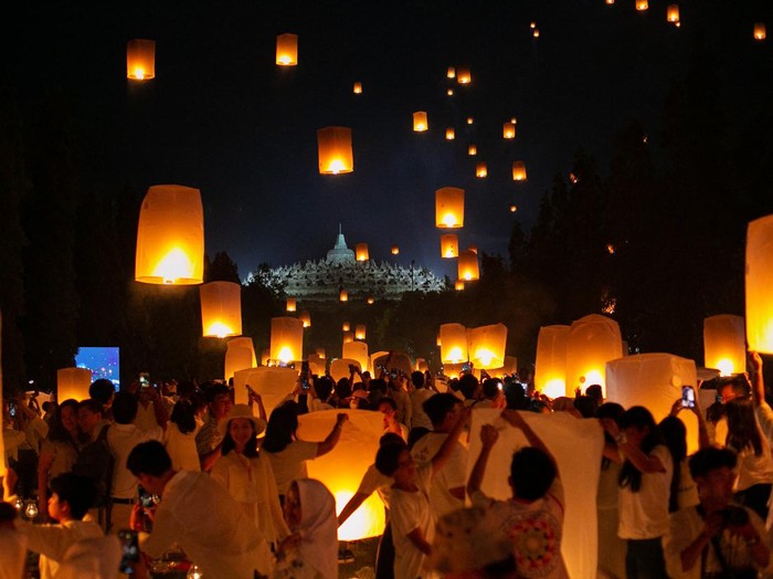 This picture taken on June 4, 2023 shows Buddhist devotees releasing lanterns during Vesak day at Borobudur temple in Magelang, Central Java. (Photo by DEVI RAHMAN / AFP) (Photo by DEVI RAHMAN/AFP via Getty Images)