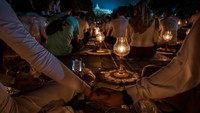 Sebelum penerbangan lampion, diawali dengan renungan dan meditasi. Ulet Ifansasti/Getty Images.