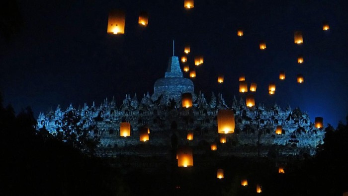 Menyambut Cahaya Ilahi: Merayakan Festival Lampion Waisak di Borobudur 2024