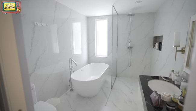 Kamar mandi utama kental dengan unsur minimalis. Saking luasnya bisa memuat bathtub yang cukup besar. (Foto: YouTube/Maia Aleldul TV)