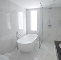 Kamar mandi utama kental dengan unsur minimalis. Saking luasnya bisa memuat bathtub yang cukup besar. (Foto: YouTube/Maia Aleldul TV)