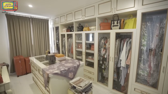 Maia sempat menanyakan alasan Venna menjual rumah tersebut. “Ya soalnya kegedean, ternyata Athalla mau beli rumah, pas aku sendirian juga,” ungkapnya. Ia berencana melepas rumah tersebut Rp 20 miliar lengkap dengan isinya. (Foto: YouTube/Maia Aleldul TV)