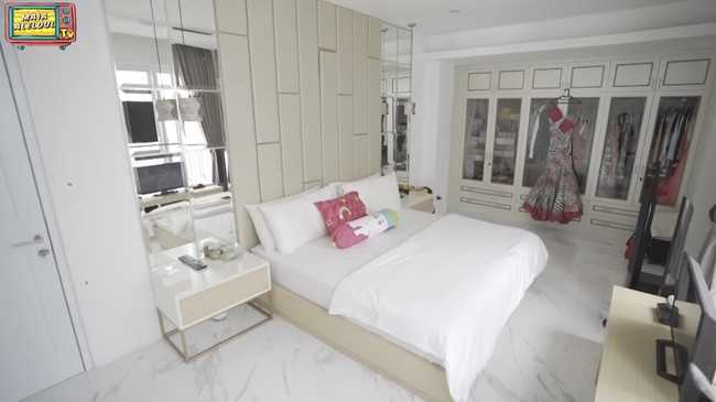 Inilah kamar utama untuk Venna. Pemakaian marmer untuk lantai membuat kamarnya semakin mewah. (Foto: YouTube/Maia Aleldul TV)