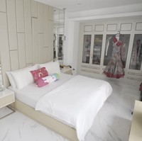 Inilah kamar utama untuk Venna. Pemakaian marmer untuk lantai membuat kamarnya semakin mewah. (Foto: YouTube/Maia Aleldul TV)