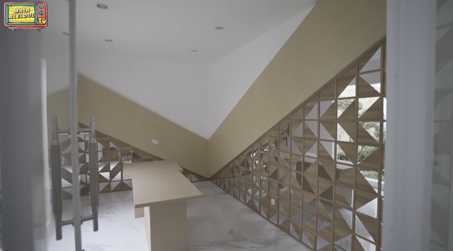 Sebuah ruang didedikasikan khusus sebagai studio podcast. “Cuma belum ada mikrofonnya,” kata Venna. (Foto: YouTube/Maia Aleldul TV)