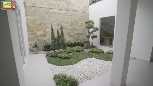 Meski dibantu desain interior, aktris yang hijrah ke dunia politik ini juga aktif memberi ide. Taman bergaya zen di halaman belakang ini merupakan kreasinya. (Foto: YouTube/Maia Aleldul TV)
