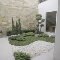 Meski dibantu desain interior, aktris yang hijrah ke dunia politik ini juga aktif memberi ide. Taman bergaya zen di halaman belakang ini merupakan kreasinya. (Foto: YouTube/Maia Aleldul TV)