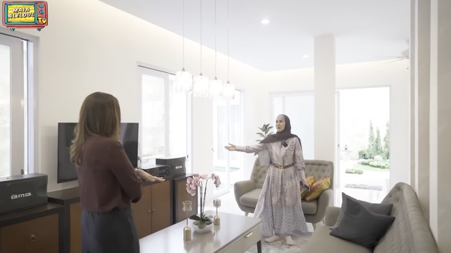 Cat putih mendominasi interior rumah karena Venna mengaku terinspirasi konsep desain Japandi alias perpaduan estetika Jepang dan Skandinavia. Seperti terlihat di ruang tamu yang juga berfungsi sebagai ruang keluarga ini. “Selain bersih, rumah juga terasa lebih luas,” kata ibu dari Verrell Bramasta dan Athalla Naufal ini. (Foto: YouTube/Maia Aleldul TV)