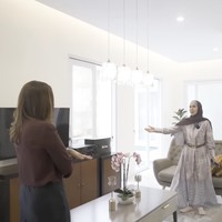 Cat putih mendominasi interior rumah karena Venna mengaku terinspirasi konsep desain Japandi alias perpaduan estetika Jepang dan Skandinavia. Seperti terlihat di ruang tamu yang juga berfungsi sebagai ruang keluarga ini. “Selain bersih, rumah juga terasa lebih luas,” kata ibu dari Verrell Bramasta dan Athalla Naufal ini. (Foto: YouTube/Maia Aleldul TV)