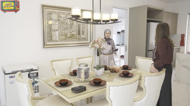 Venna sebisa mungkin memanfaatkan produk interior buatan lokal. Salah satunya lampu gantung berbentuk lilin ini yang dibeli di kawasan Blok A, Jakarta Selatan. (Foto: YouTube/Maia Aleldul TV)