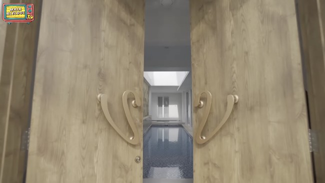 Rumah mewah Venna Melinda baru-baru ini menjadi konten tour house di kanal YouTube milik Maia Estianty. Pintu besar dengan gagang ‘V’ menyambut tamu. Kemewahannya pun langsung terasa begitu masuk karena langsung ‘disapa’ kolam renang panjang. (Foto: YouTube/Maia Aleldul TV)