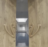 Rumah mewah Venna Melinda baru-baru ini menjadi konten tour house di kanal YouTube milik Maia Estianty. Pintu besar dengan gagang ‘V’ menyambut tamu. Kemewahannya pun langsung terasa begitu masuk karena langsung ‘disapa’ kolam renang panjang. (Foto: YouTube/Maia Aleldul TV)