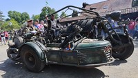 Untuk menjalankannya, Tilo memilih mesin tank Rusia yang memang telah diakui sebagai yang terberat di dunia. Mesin dengan berat sekitar 1,8 ton ini pun terlihat sangat kehausan, karena untuk berjalan 1 kilometer saja, mesin tersebut membutuhkan 20 liter solar untuk diminum.  