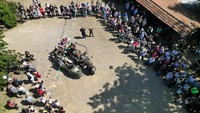 Seorang kru memamerkan sepeda motor lapis baja bermesin tangki di Saxony-Anhalt, Halberstadt, Jerman, Minggu (4/6/2023).  