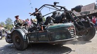 Di saat semua beronsentrasi membuat kendaraan kecil, perusahaan otomotif asal Jerman, Harzer Bike Schmiede, malah mewujudkan sebuah ide gila yakni menciptakan sebuah motor ekstra besar berlapis baja.  