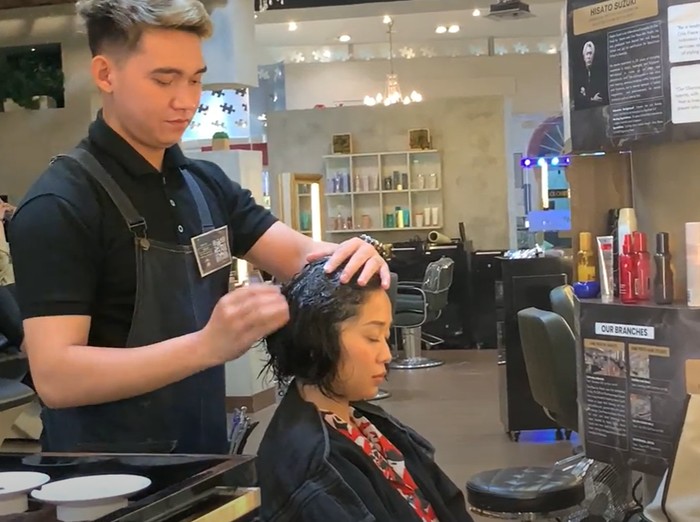 Ilustrasi perawatan rambut di salon