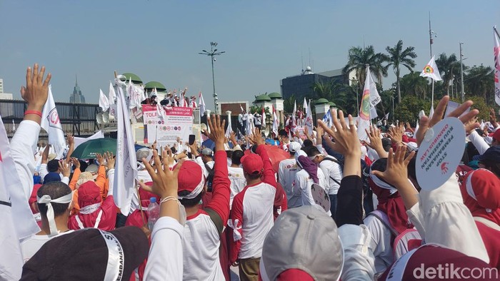 Sejumlah nakes menggelar demonstrasi di depan gedung DPR/MPR RI, Jakarta. Massa menyuarakan penolakan pembahasan RUU Kesehatan Omnibus Law. (Rumondang N/detikcom)