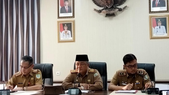Sekda Kota Jambi bersama kabag hukum Pemkot Jambi saat gelar konferensi pers terkait kasus siswi SMP dilaporkan. (Ferdi Almunanda/detikSumbagsel)