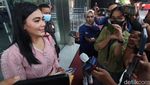 Senyum Manohara Usai Diperiksa KPK Terkait Kasus Ricky Pagawak