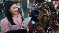 Brigita diperiksa sebagai saksi kasus dugaan suap, gratifikasi, dan tindak pidana pencucian uang (TPPU) dengan tersangka Bupati Mamberamo Tengah nonaktif Ricky Ham Pagawak.