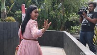 Brigita berjalan keluar dari gedung KPK, Jalan Kuningan Persada, Jakarta Selatan, sekitar pukul 11.58 WIB.