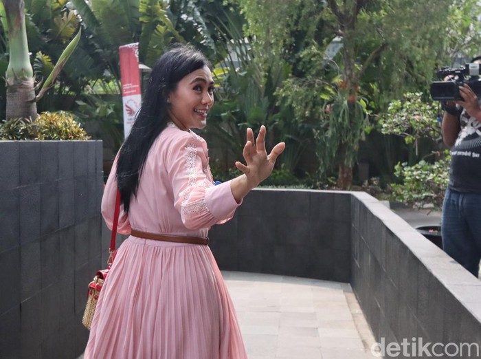 Presenter televisi Brigita Manohara 
memenuhi panggilan penyidik soal kasus Ricky Ham Pagawak (RHP). Ia sempat tersenyum kepada awak media yang menunggu di lobi KPK.