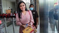 Presenter televisi Brigita Manohara meninggalkan gedung KPK Jakarta, Senin (5/6/2023) usai diperiksa tim penyidik KPK. Ia sempat tersenyum kepada awak media yang menunggu di lobi KPK.