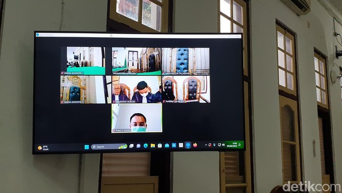 Sidang pembacaan tuntutan bos judi online Apin BK yang digelar secara daring di PN Medan. (Goklas Wisely/detikSumut)