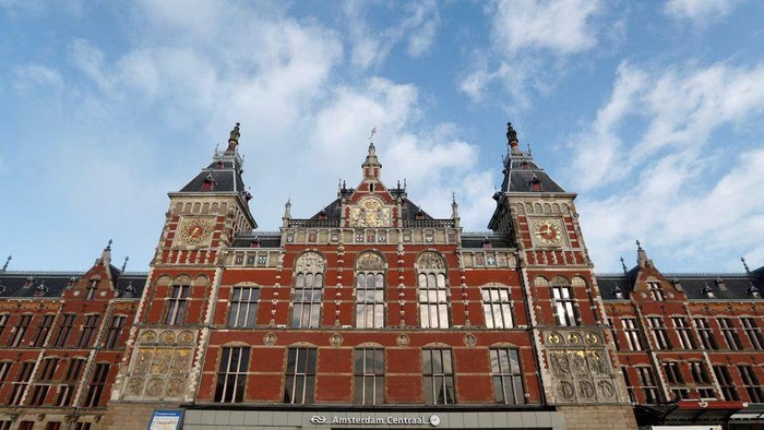 View of Central train station of Amsterdam, Netherlands, December 1, 2017. REUTERS/Yves Herman