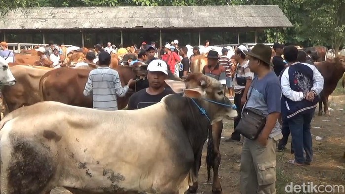 Suasana di Pasar Ingon-ingon Ciwareng, Purwakarta, Senin (/6/2023).