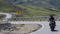 Kendaraan melintas di ruas jalan Sabuk Merah perbatasan Indonesia-Timor Leste di Kecamatan Lamaknen Selatan, Kabupaten Belu, Nusa Tenggara Timur, Senin (5/6/2023). 