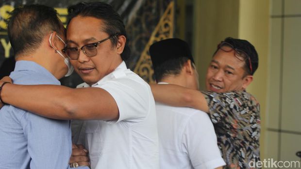 Pengurus PSHT dan Brajamusti berpelukan di Mapolda DIY, Senin (5/6/2023). Kedua kelompok sepakat berdamai usai tawuran di Tamsis Jogja, Minggu (4/6/2023) malam.