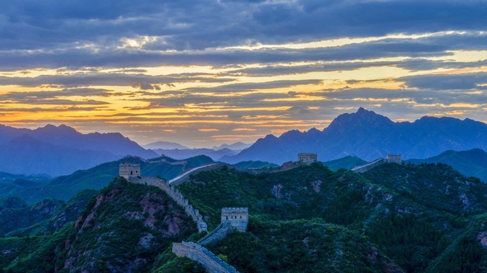 Terpesona Bias Senja di Tembok Besar China CHENGDE, CHINA - JUNE 04: Aerial view of the sunset scenery of the Jinshanling Great Wall on June 4, 2023 in Chengde, Hebei Province of China. (Photo by VCG/VCG via Getty Images)