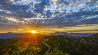 Pemandangan matahari terbenam menjadi salah satu daya tarik yang bisa dilihat di tembok besar China.  