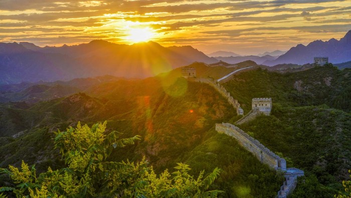 Terpesona Bias Senja di Tembok Besar China CHENGDE, CHINA - JUNE 04: Aerial view of the sunset scenery of the Jinshanling Great Wall on June 4, 2023 in Chengde, Hebei Province of China. (Photo by VCG/VCG via Getty Images)