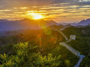 Terpesona Bias Senja di Tembok Besar China