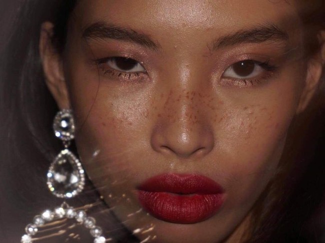 Lahir di Myanmar, negara yang indah tapi terpecah karena perang di tengah konflik kekerasan, Beauty membawakan elegansi, keanggunan, dan ketertarikannya yang membawa membuat videonya jadi lebih spesial, tulisnya. Foto: Instagram Thet Thinn