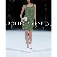 Perbedaan usia antara Thet Thinn dan Jared Leto pun menjadi sorotan. Thet disebut berusia 27 tahun sedangkan Jared menginjak umur 51. Sebelum Thet Thinn, Jared Leto tahun lalu pernah digosipkan dekat dengan model muda lain yang Daria Korchina yang berusia 25 tahun.Foto: Instagram Thet Thinn