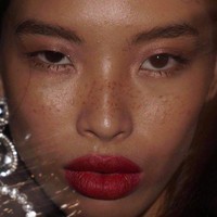 Lahir di Myanmar, negara yang indah tapi terpecah karena perang di tengah konflik kekerasan, Beauty membawakan elegansi, keanggunan, dan ketertarikannya yang membawa membuat videonya jadi lebih spesial, tulisnya. Foto: Instagram Thet Thinn