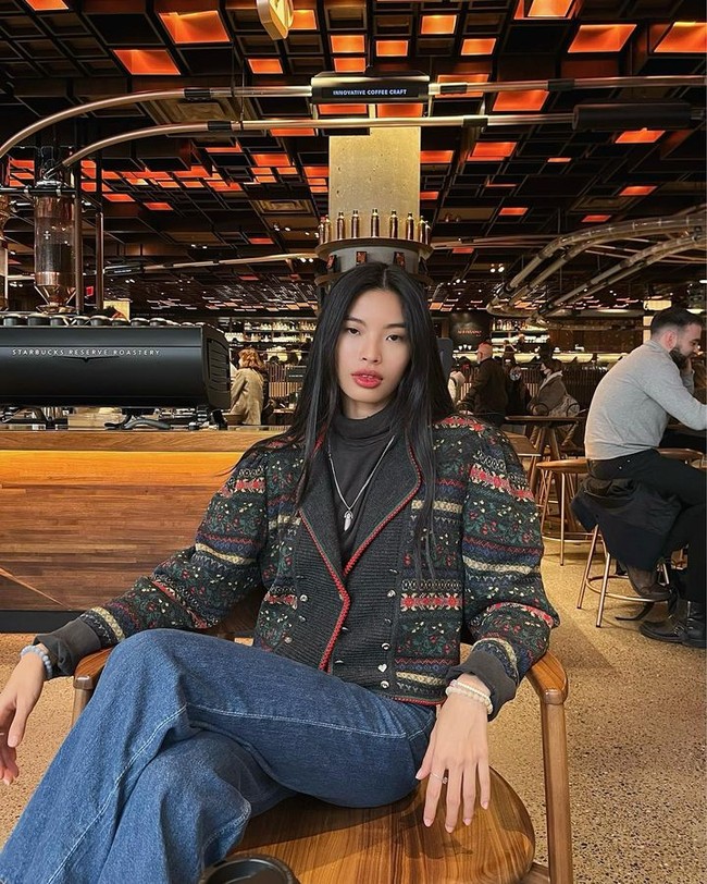 Nama Thet Thinn sendiri memang belum terlalu familiar di industri modeling. Tapi wanita tersebut sudah cukup sering bekerja dengan brand-brand besar dan pernah jadi model video klip terbaru Thirty Seconds to Mars, Stuck. Foto: Instagram Thet Thinn