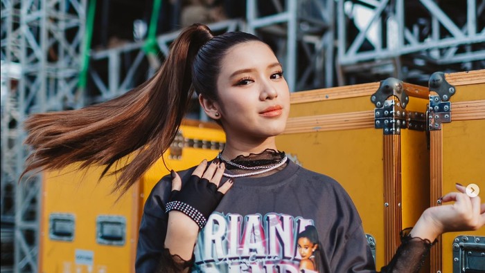 Tiara Andini Tiara Andini tengah mencuri perhatian di YouTube. Lagunya yang berjudul Tega tengah memuncaki jajaran trending YouTube Music.