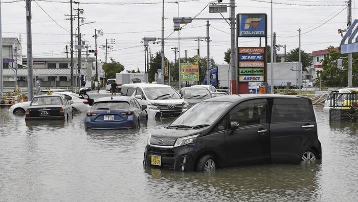 Jepang diterjang fenomena Topan Mawar. Akibatnya, terjadi hujan lebat di beberapa wilayah Jepang dan satu orang tewas.