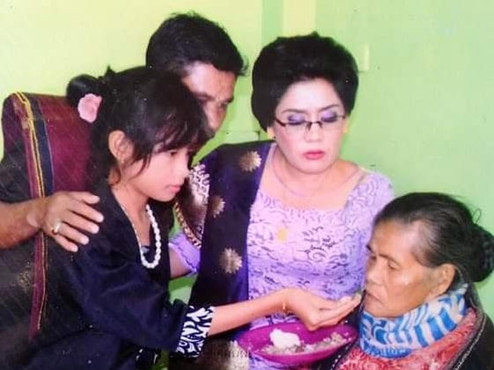 Tradisi Manulangi Natua-tua dengan melakukan penyuapan makanan ke orang tua (Foto: Instagram.com/marahalim.siagian)